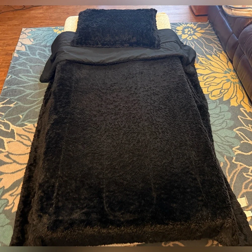 TWIN SIZE FURRY BLACK COMFORTER MATCHING SHAM BODY PILLOW & DUST RUFFLE WARM 😴🛌